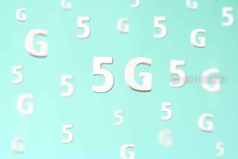 图案与大白色飞行字母5g在蓝色背景。创造性的概念。现代无线高速移动互联网。手机、笔记本电脑、手机的连接技术。在家庭、工作、商业中使用