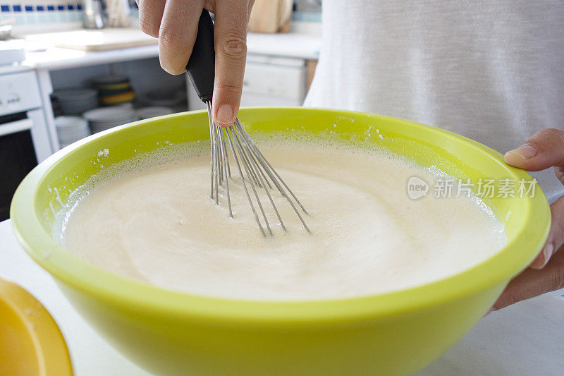 女子准备煎饼面糊