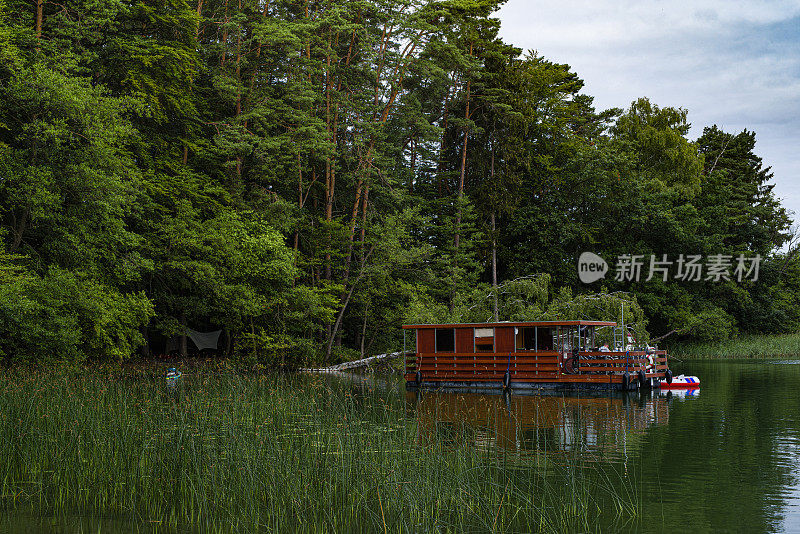 在德国的船屋上冒险度假