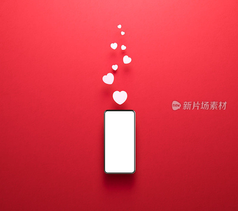 在线约会和消息概念-白色心形是由智能手机产生的红色背景