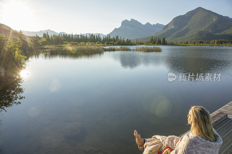 女人在山湖边放松