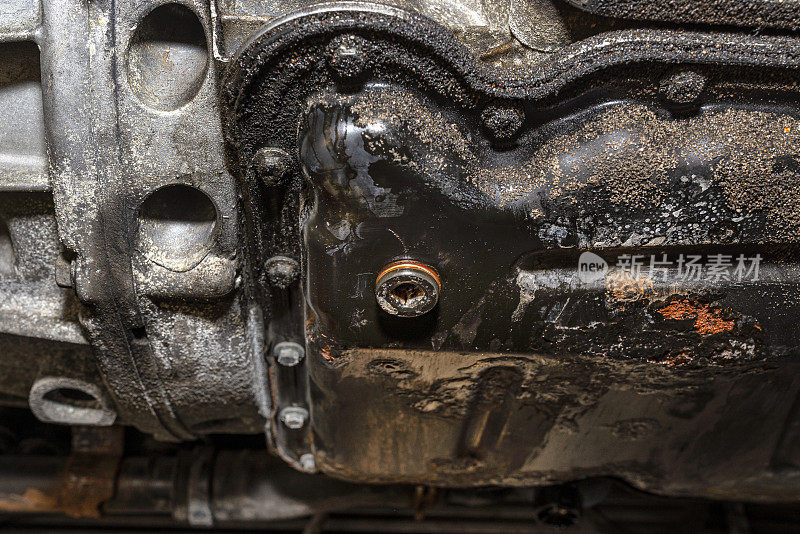 倒出旧油后，用一个新的铜垫圈拧上柴油发动机油底壳底部的螺栓。