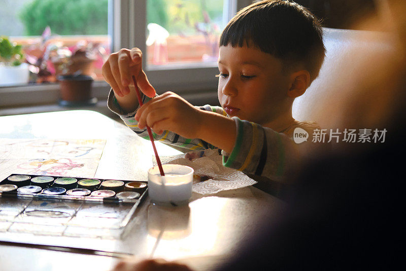 4-5岁儿童在家用水彩作画