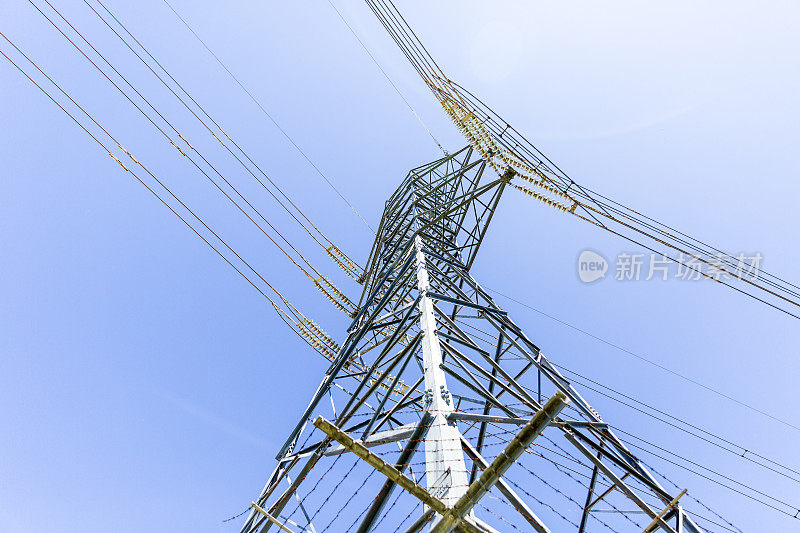 高压电线塔带架空电线，蓝天背景带拷贝空间