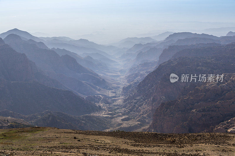 蜿蜒的道路和美丽的沙漠景观，尼博约旦山