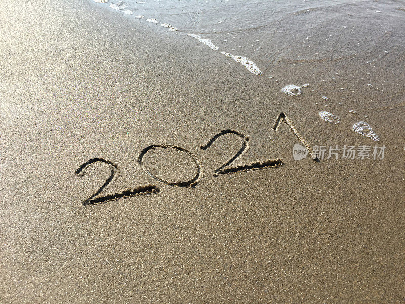 在沙滩上手写的2021年新年