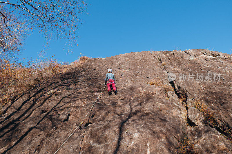 登山者攀登岩壁