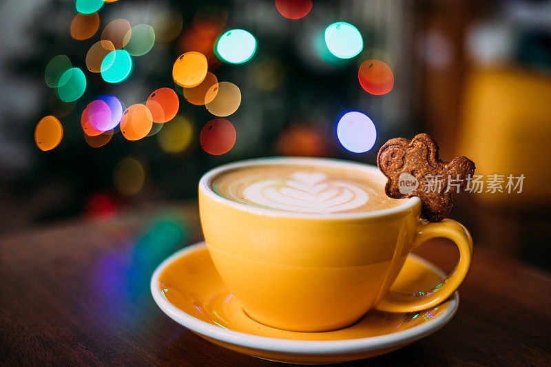咖啡和姜饼饼干放在圣诞桌上