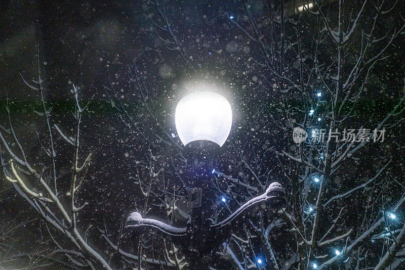 下雪时夜里的路灯