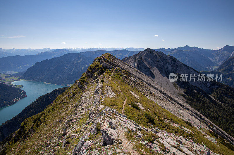 在阿钦湖徒步旅行