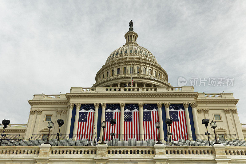 美国国会大厦悬挂着国旗，为总统就职做准备