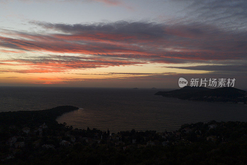 令人惊叹的日落鸟瞰海面