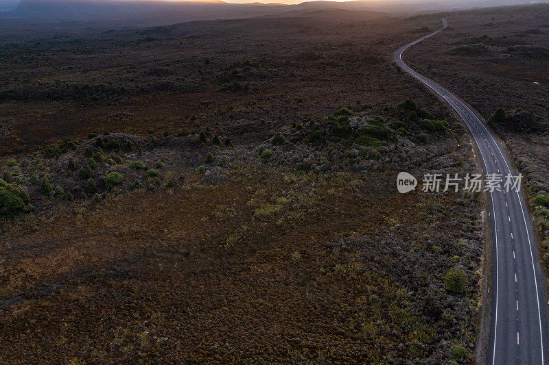 黎明时分，在前往新西兰国家公园鲁阿佩胡山的路上