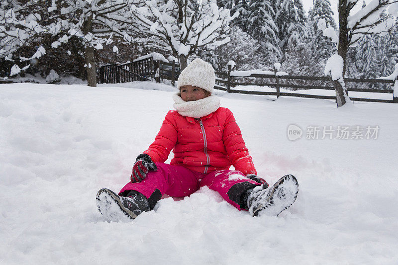 小女孩喜欢周末在雪地里玩