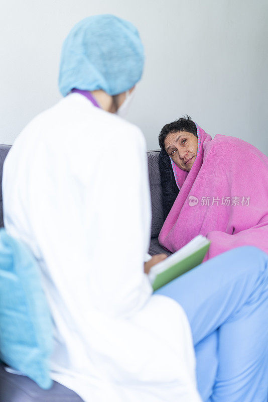 当医生使用她的生物安全措施的时候，用他的床单打了很多寒战的重病患者会在家接受医生的访问