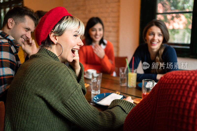 年轻女子与同事在休息时玩得很开心