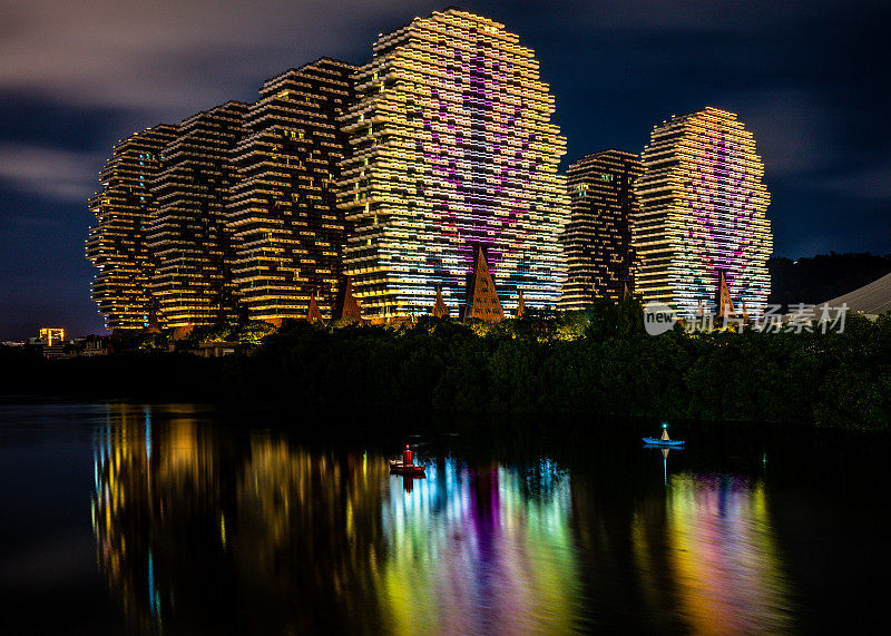 美丽的景色美丽的皇冠大树酒店五颜六色的建筑，又名乐高树酒店，在中国海南岛三亚市的夜晚灯火辉煌