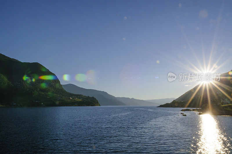 在一个美丽的夏日，在挪威的索格尼峡湾海岸上的日落