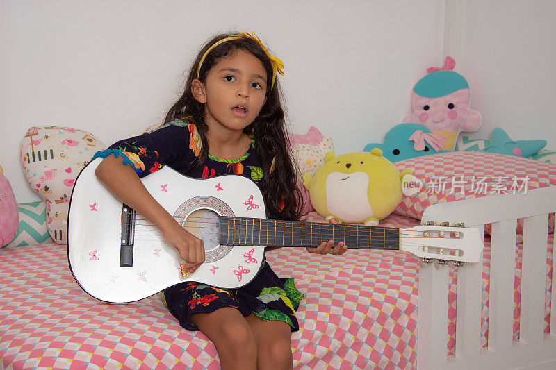 女孩弹吉他