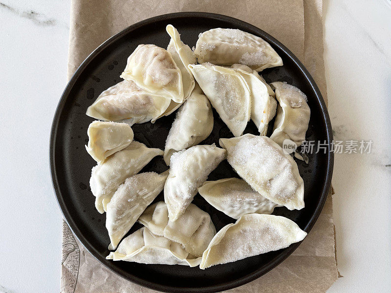 霜冻的饺子或饺子