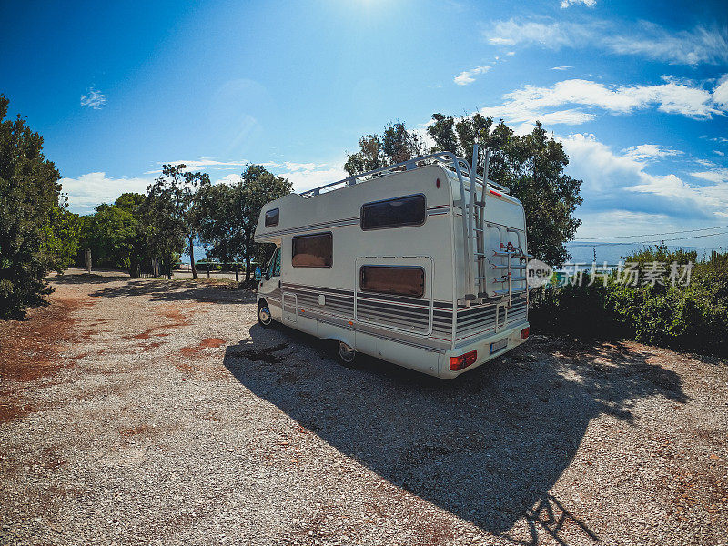 房车露营-填满你的假期，旅行的大篷车