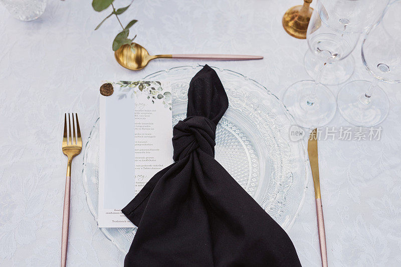 这张照片拍摄的是婚宴上装饰优雅的餐桌