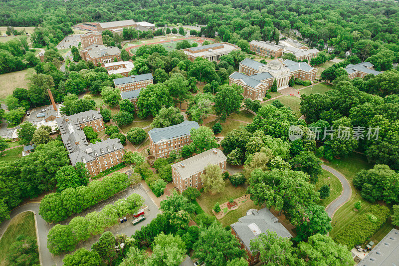 春天的大学校园上空