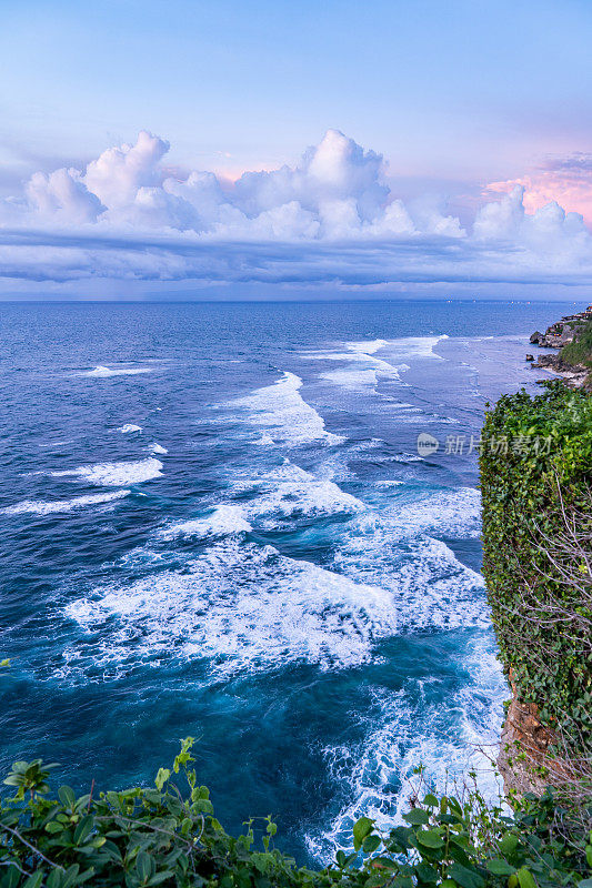 Uluwatu巴厘岛。巨大的海浪拍打着珊瑚礁。从以上观点。