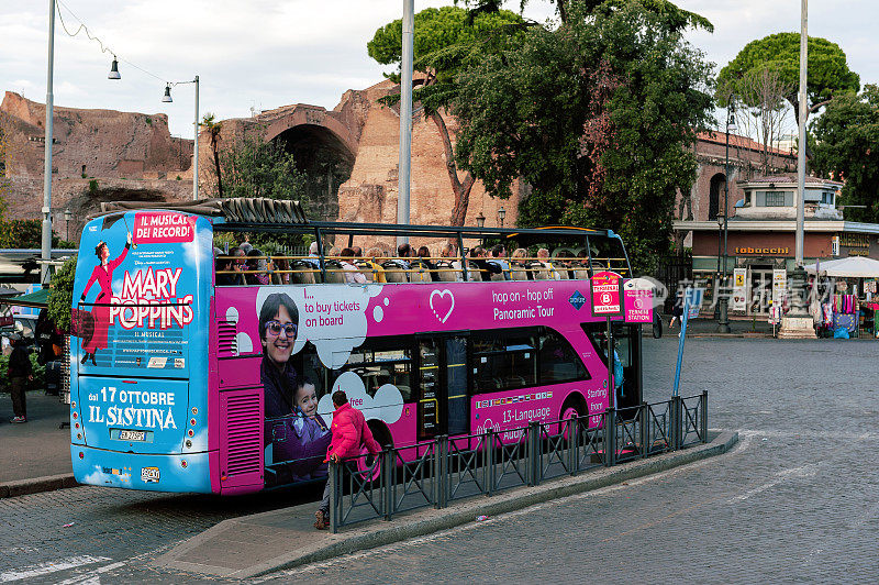 全景观光巴士停在意大利罗马的终点站