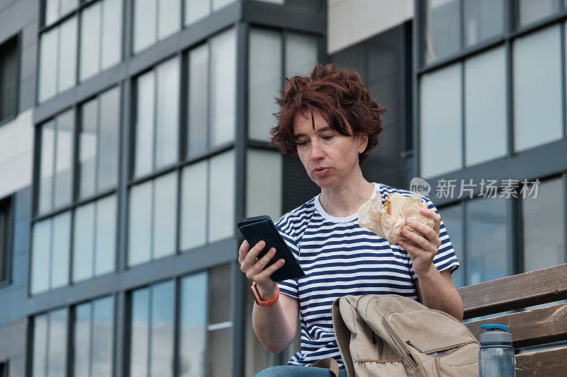 一个女人在城市的长椅上休息