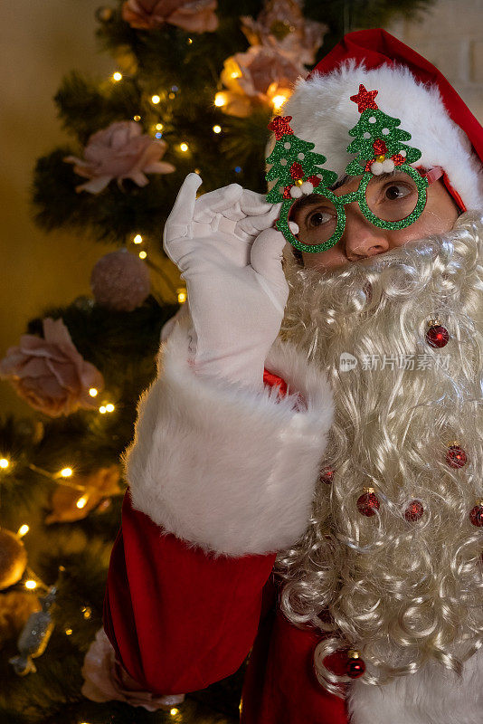 圣诞老人戴上新眼镜，沉浸在圣诞气氛中。