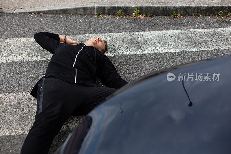 车祸中的男子躺在十字路口