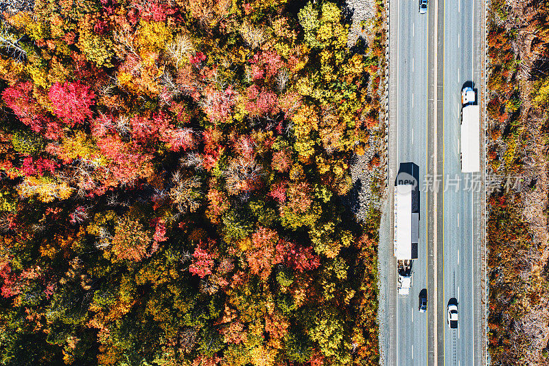 公路上的半挂车