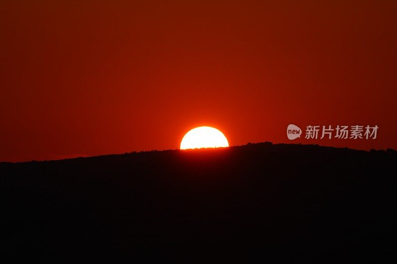 从阿索斯古城看日落，太阳正在下山，特写