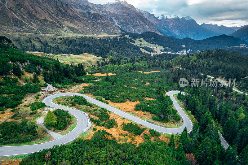 圣贝纳迪诺公路在阿尔卑斯山，瑞士