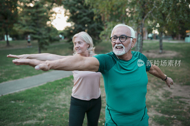 白种老年夫妇在户外运动