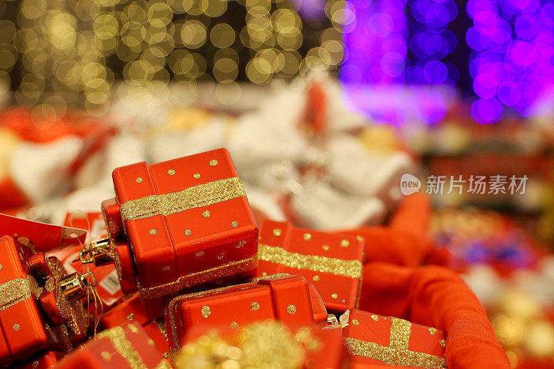 圣诞玩具，篮子里的红色礼品盒