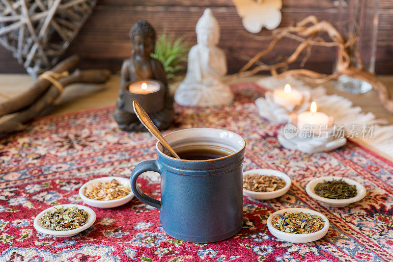 各种茶，杯子和地毯上的佛像