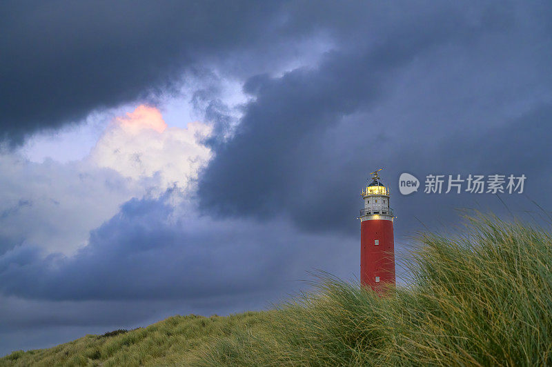 在一个狂风暴雨的秋夜，沙丘上的Texel灯塔