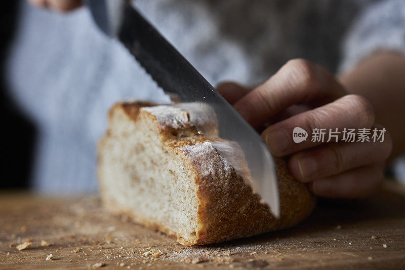 面包师切好的全麦面包