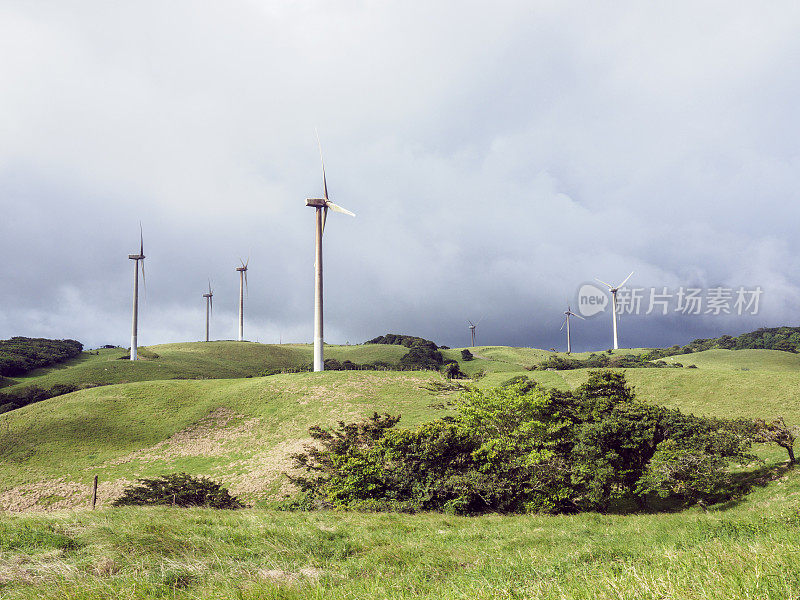 哥斯达黎加瓜纳卡斯特省山上的风力发电机