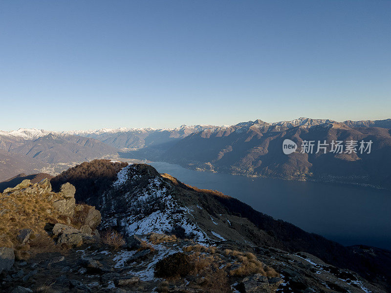 冬天从山顶俯瞰湖景