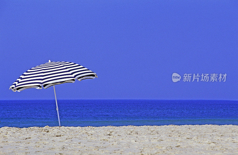 法国海滩上的雨伞