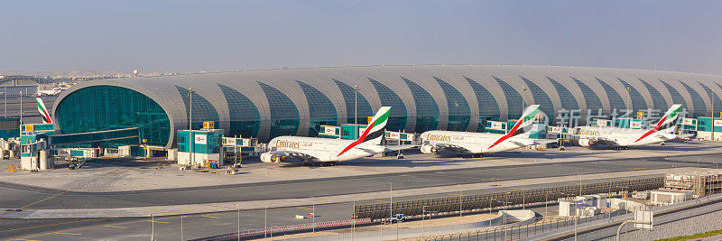 阿联酋空中客车A380飞机俯瞰阿拉伯联合酋长国迪拜机场