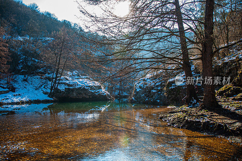 冬季山地景观，河流积雪和树木，最喜欢野餐的地方