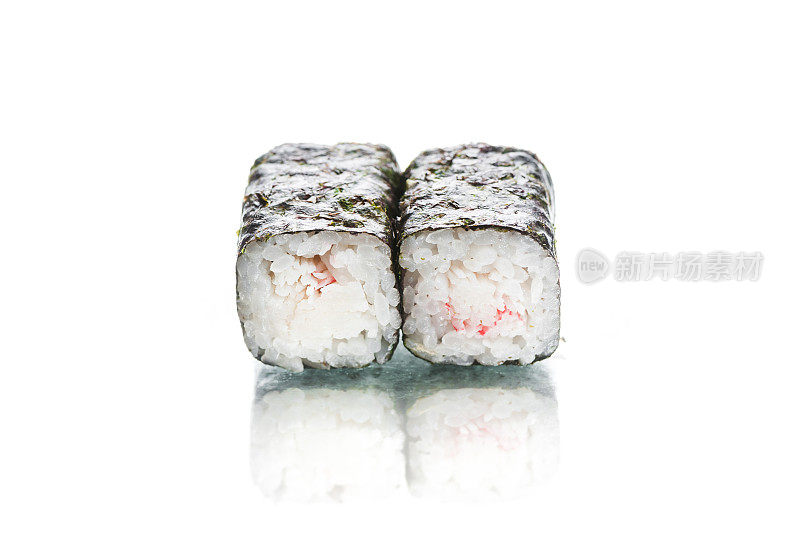 两块寿司卷与螃蟹孤立在白色背景与反射