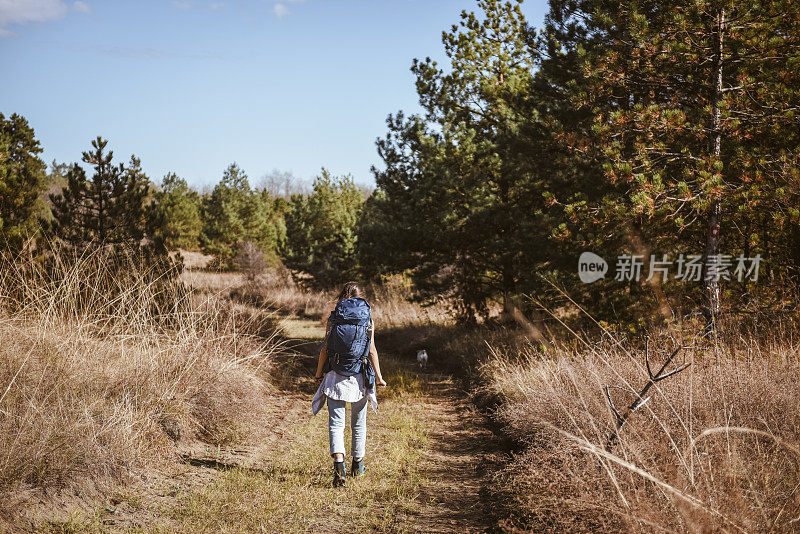 年轻的背包客徒步穿越砂岩山谷