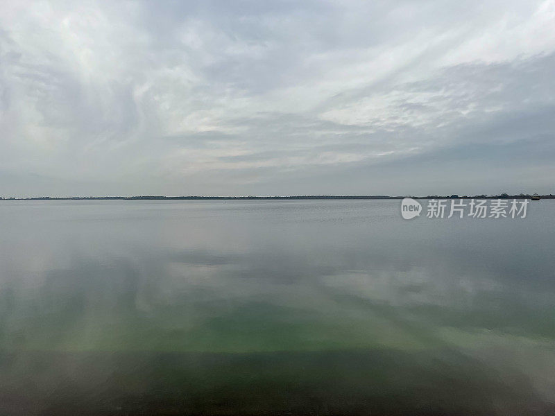 在雨天，德国林根市有一个名为“Speicherbecken”的湖。