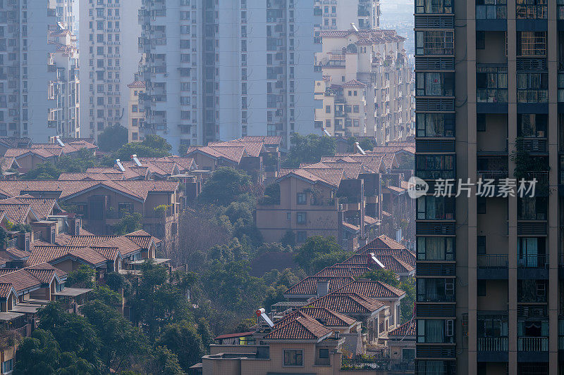 在云层下燃烧现代城市建筑