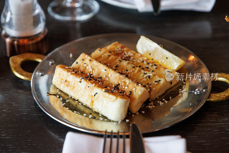 烤芝士条加芝麻调味，配上蜂蜜冰糕和柠檬片